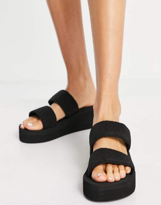 Schuh – Flache Sandalen mit Plateausohle und zwei Riemen in Schwarz, 3 von 4