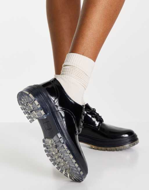 schuh – Laguna – Exklusive, klobige, flache Schnürschuhe in schwarzer Lackoptik mit transparenten Sohlen, 2 von 4