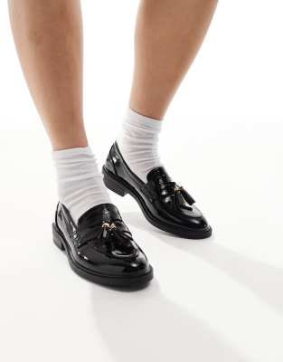 schuh - Layne - Loafer in schwarzer Lackoptik mit Bommeln
