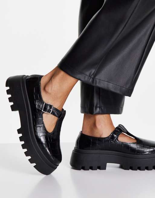 schuh – Leighton – Czarne buty ze wzorem skóry krokodyla, na masywnej podeszwie