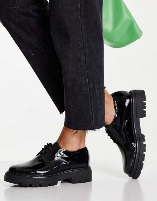 schuh - Libra - Platte schoenen van lakleer met dikke zool in zwart