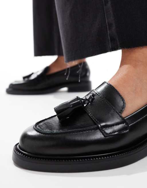 Schuh – Lina – Czarne skórzane loafersy z frędzlami, 2 z 4