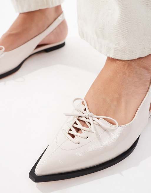 Schuh - Lorie - Sandali a punta con cinturino posteriore e dettagli allacciati bianco sporco, 2 di 4
