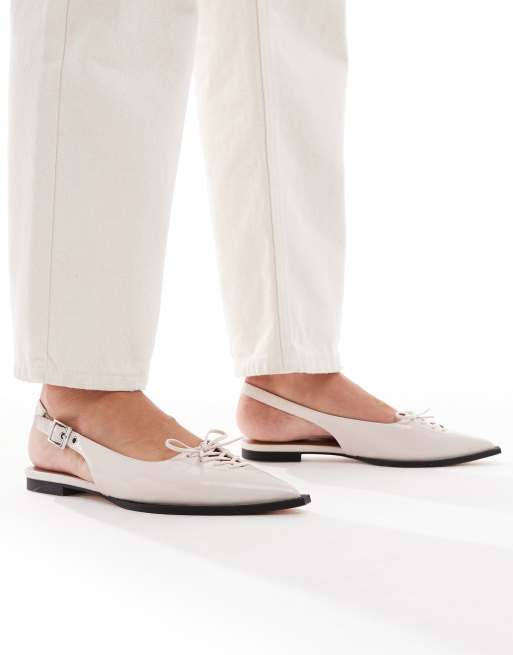 schuh – Lorie – Sznurowane sandały w kolorze złamanej bieli z paskiem za piętą i noskami w szpic