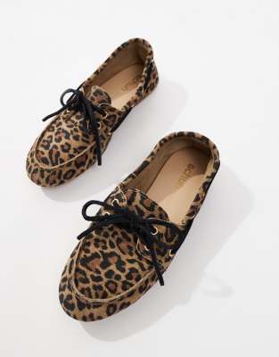 schuh Lyanna boat shoes in leopard suede