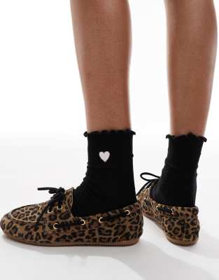 schuh Lyanna boat shoes in leopard suede