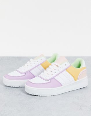 schuh – Magnet – Sneaker zum Schnüren in bunten Pastellfarben-Mehrfarbig