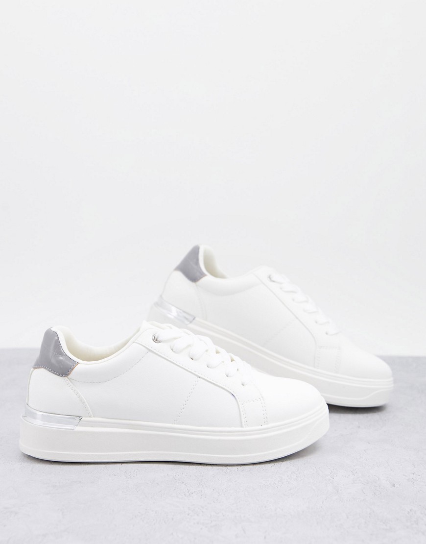 Schuh - Marilyn - Sneakers met zilverkleurige metalen details in wit