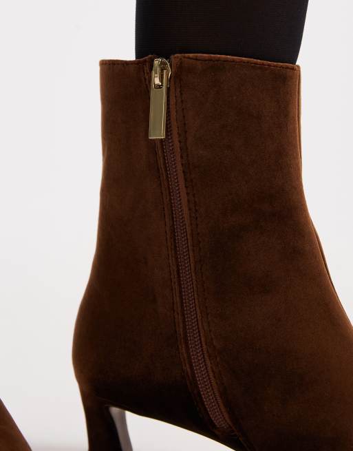 Schuh – Mittelhohe Ankle Boots aus braunem Samt mit Kitten Heel, 3 von 4