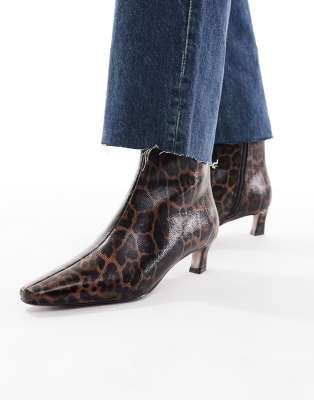 schuh - Mittelhohe Ankle Boots mit Leopardenprint und Kitten Heel-Bunt