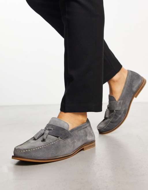 Schuh – Rich – Szare zamszowe loafersy z frędzlami