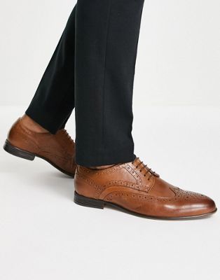 Schuh Rowen brogues in tan leather