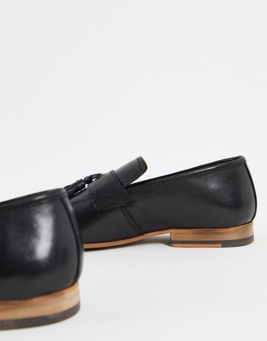 https://images.asos-media.com/products/schuh-ryan-tassel-loafers-in-black-leather/202041907-2?$n_550w$&wid=550&fit=constrain