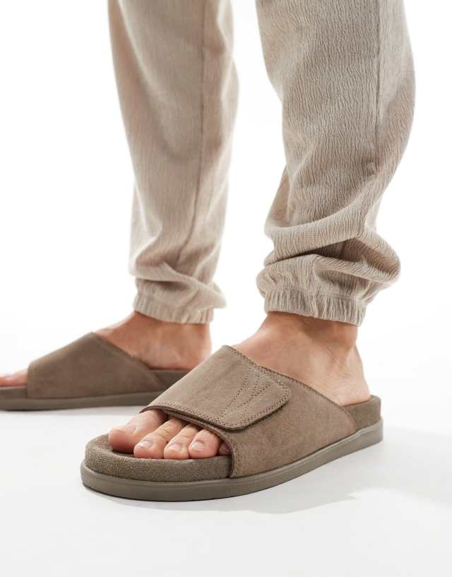 Schuh - samuel sandals in taupe suede