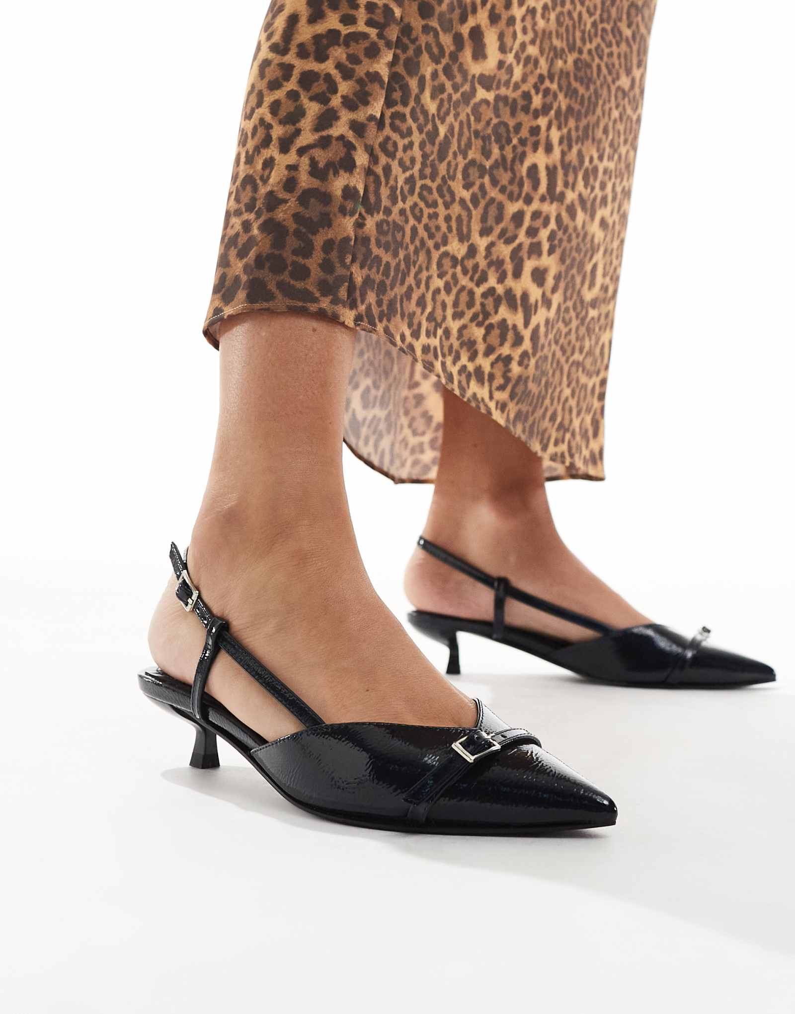 Темно-синие лакированные туфли на каблуке Schuh Sybill kitten с ремешками на заднике