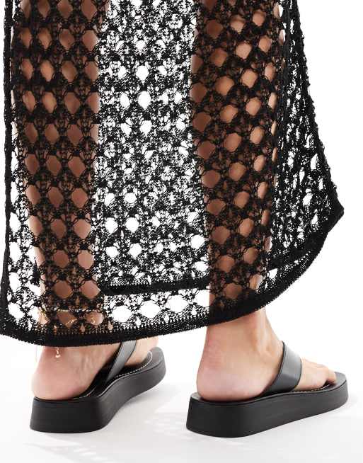 schuh Tanisha flatform thong sandals in black leather, 3 of 4