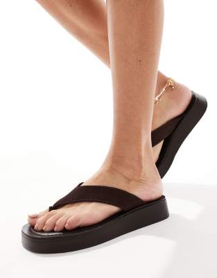 schuh - Tanisha - Zehensteg-Sandalen aus schokobraunem Wildleder mit flacher Plateausohle
