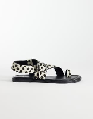 Tanvi - Sandalen in Ponyfell-Optik mit Zehenschlaufe, Knöchelriemen und Schnallendetail-Mehrfarbig Mehrfarbig 37