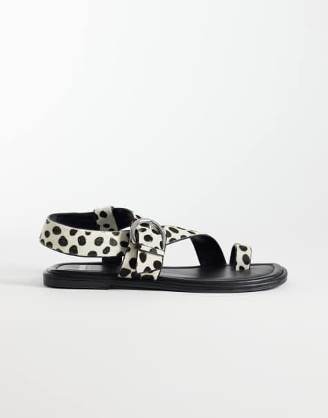 schuh – Tanvi – Sandalen in Ponyfell-Optik mit Zehenschlaufe, Knöchelriemen und Schnallendetail - view 1