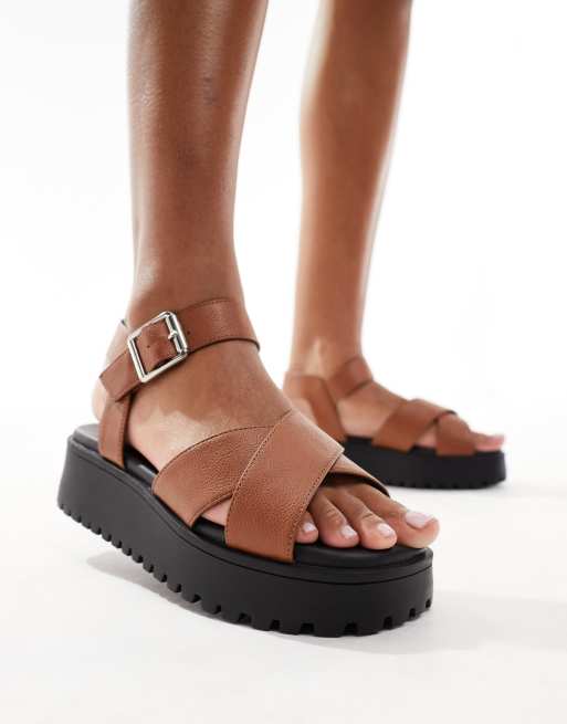 schuh Tera Sandales larges à brides croisées Fauve ASOS