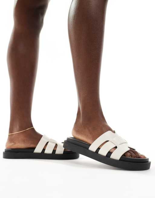 schuh - Timmy - Flade sandaler med krokodillelook i råhvid