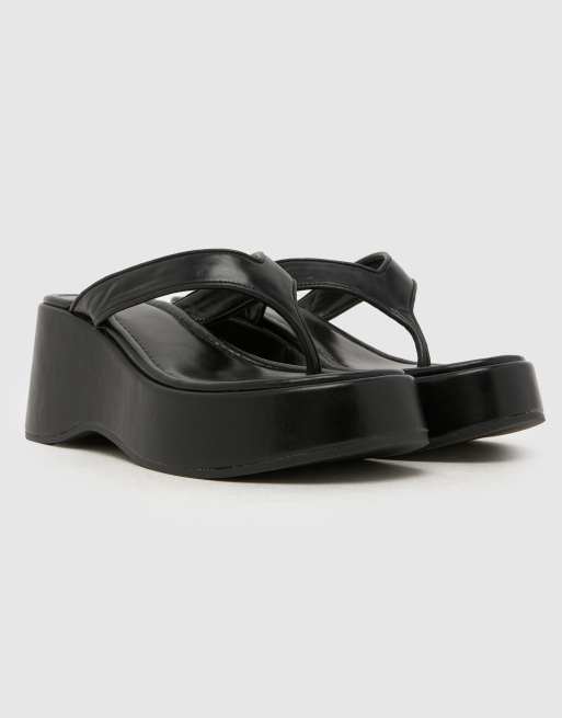 schuh – Tonio – Zehenstegsandalen in Schwarz mit flacher Plateausohle, 3 von 4