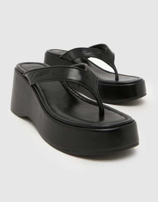 schuh – Tonio – Zehenstegsandalen in Schwarz mit flacher Plateausohle, 4 von 4