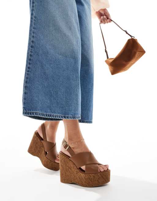 schuh – Valentina – Jasnobrązowe sandały ze skrzyżowanymi paskami na obcasie i koturnie z korka