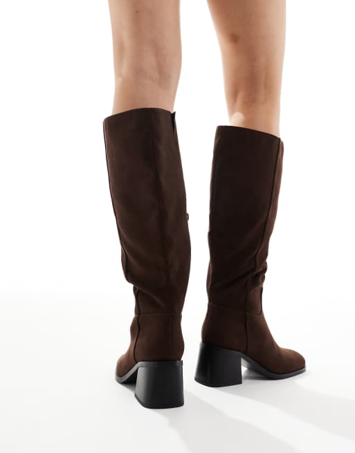 schuh Wide Fit – Dot – Kniehohe Stiefel aus Wildlederimitat in Braun, 4 von 4