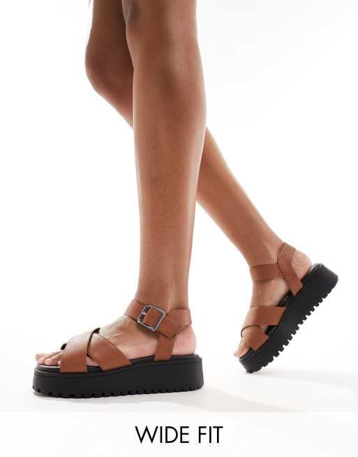 schuh Wide Fit – Tera – Brązowe sandały ze skrzyżowanymi paskami