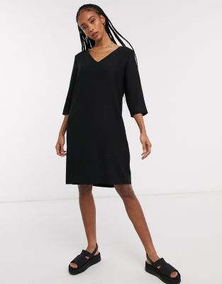 three quarter length black dress