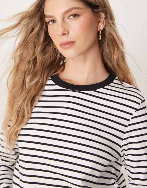 Selected Essential camiseta de manga larga a rayas con cuello redondo en negro, 2 de 4