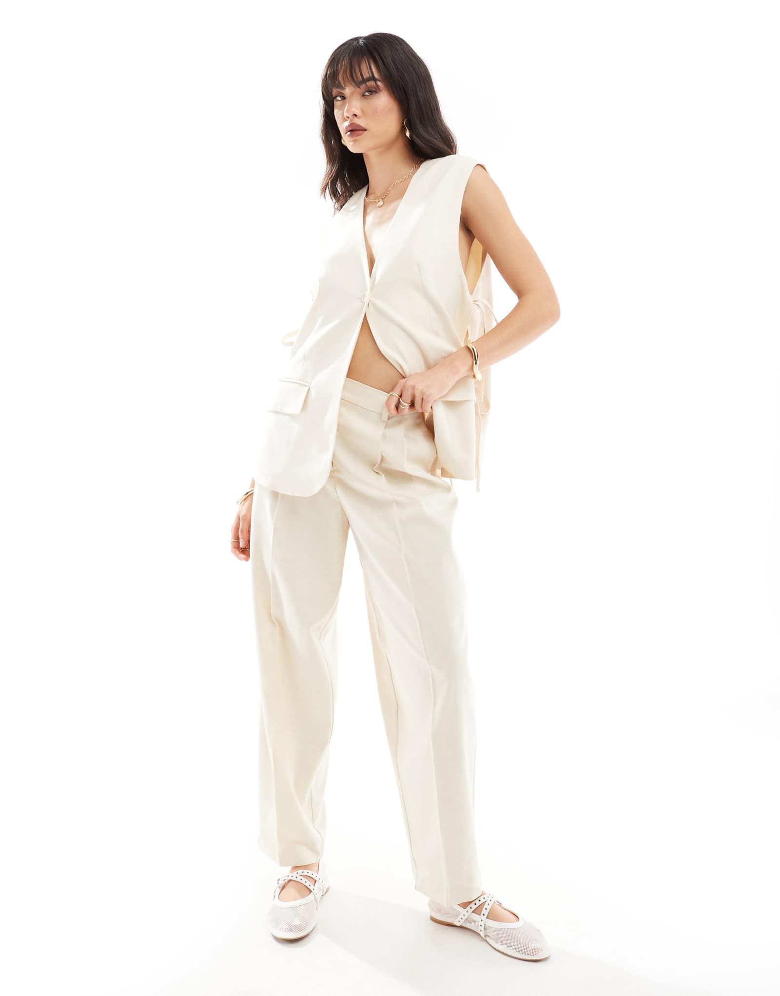 Выбранные женские брюки-бочкообразки бежевого цвета - часть комплекта