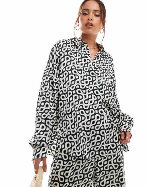 Selected Femme - Camicia in raso con stampa astratta multicolore in coordinato