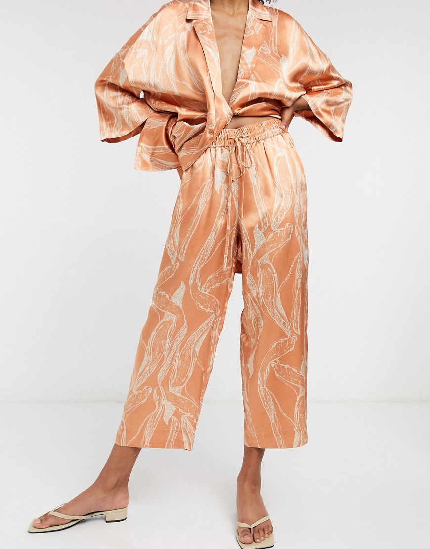 Selected Femme - Cropped bukser i satin med abstrakt print-Multifarvet