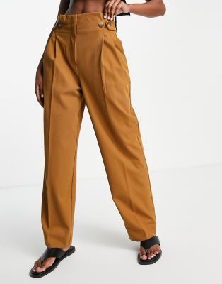 Selected Femme - Elegante broek met hoge taille en knoopdetail van  gerecycled materiaal in bruin | ASOS