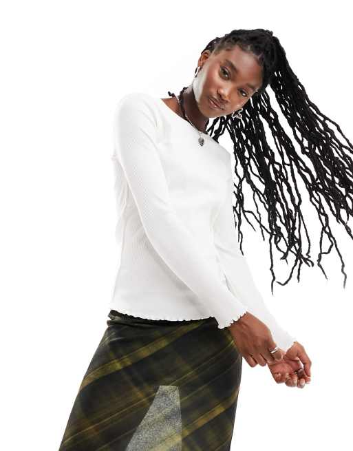 Selected Femme – Geripptes, langärmliges Shirt in Weiß mit gekräuseltem Saum