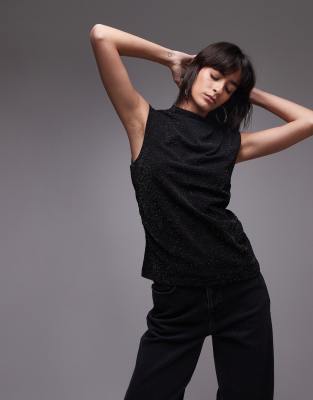 Выбранный женский топ с высоким воротом из черного блестящего материала