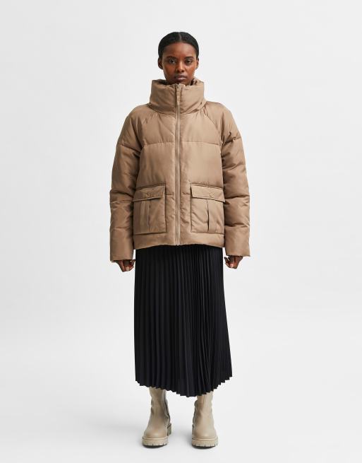 Selected Femme – Kamelbrun vadderad jacka med ståkrage - BROWN
