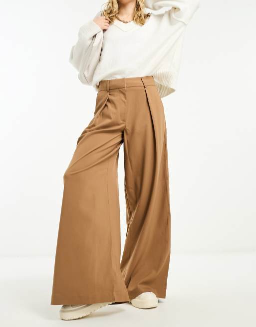 Selected Femme – Kamelbruna, figursydda byxor med vida ben och veck framtill, 4 av 4
