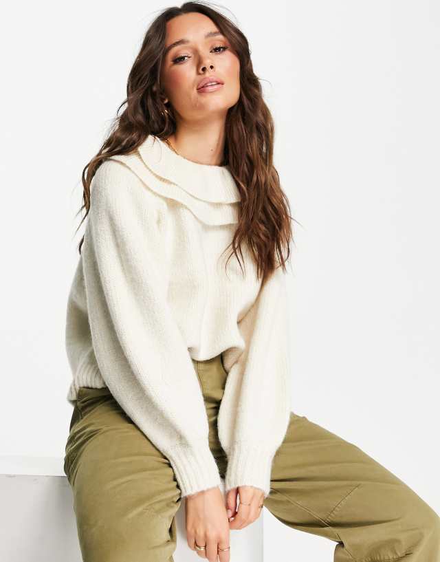 Selected - femme knitted jumper with frill collar detail in cream