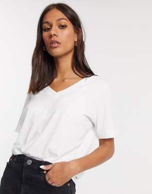 selected -  Femme – Kurzärmliges T-Shirt aus Bio-Baumwolle mit V-Ausschnitt in Weiß-Mehrfarbig