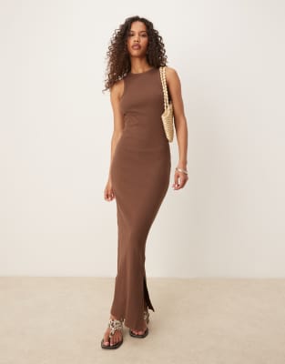Selected Femme - Langes Kleid aus Rippstrick in Braun