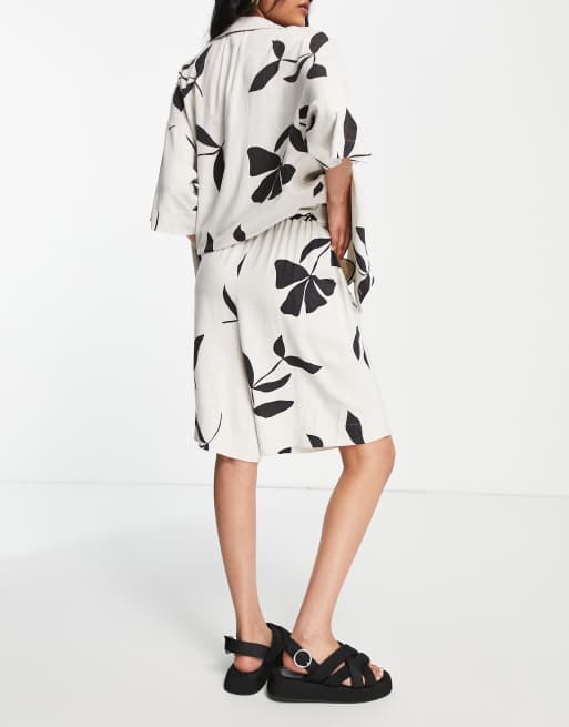 Selected Femme linen blend long line shorts co-ord in mono print, 4 of 4