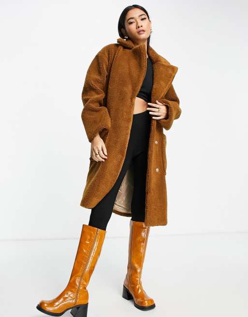 Selected Femme – Ljusbrun teddykappa med stora fickor