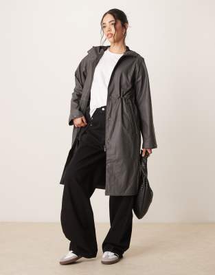 Thumbnail - Selected Femme - Longline-Regenmantel in Schwarz mit Knebelknöpfen in der Taille