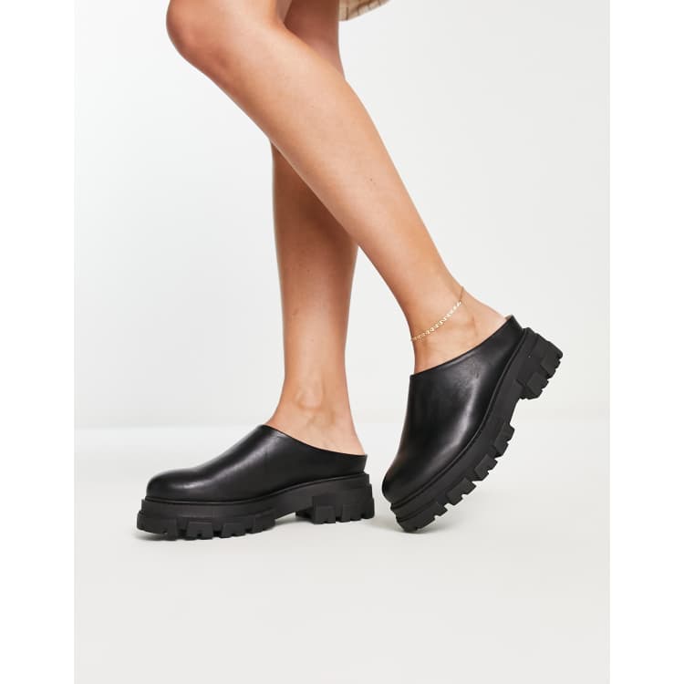 Selected Femme Mules aus Leder in Schwarz mit dicker Plateausohle