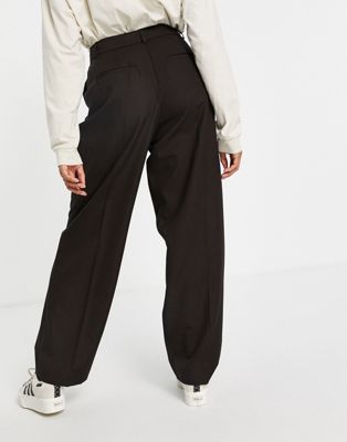  Selected Femme - Pantalon de tailleur avec plis sur le devant en laine recyclée mélangée - Marron chocolat