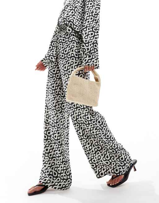 Selected Femme - Pantalon d'ensemble en satin à imprimé abstrait - Multicolore, 2 de 4