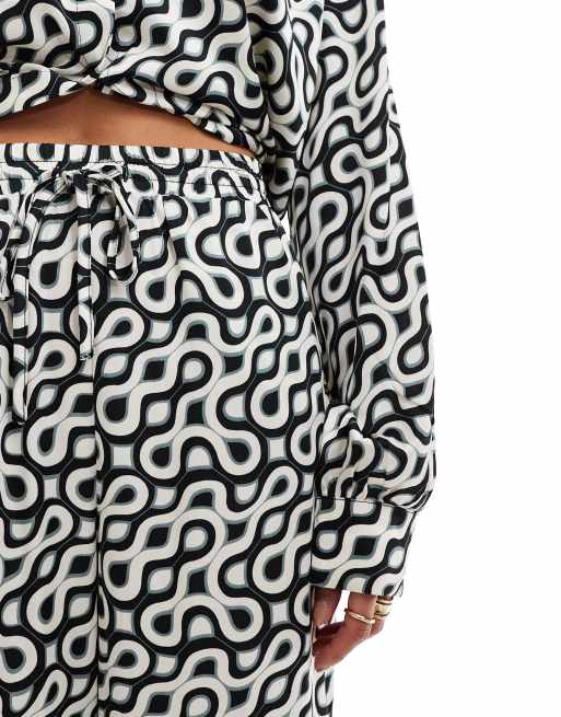 Selected Femme - Pantalon d'ensemble en satin à imprimé abstrait - Multicolore, 3 de 4